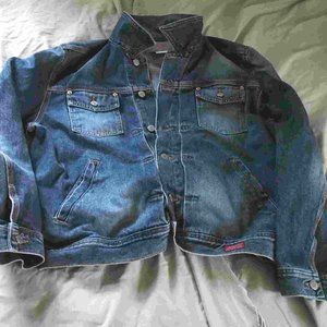 Guess Jean Jacket! Beautiful, w/metal buttons!